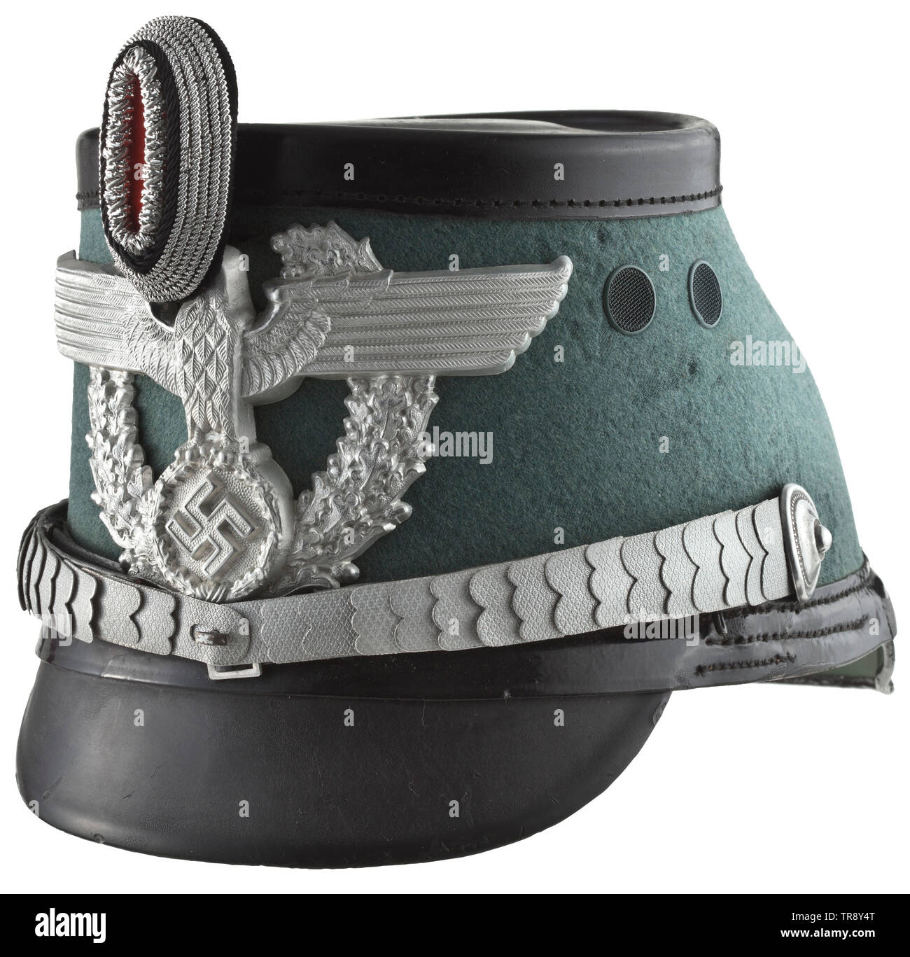 Shako d'un des officiers de la Schutzpolizei crâne en fibre de verre recouverte de feutre vert-police, les pics et le haut sont laqués noir. Eagle aluminium plaqué argent, aluminium silver et jugulaires à écailles de broche rosace. Bandeau de cuir brun vert olive avec doublure en soie côtelée, ancien manuscrit de taille '56 3/4'. Petit papillon dommages dans le feutre, pointe arrière plié, traces d'usage et l'âge., historique, historique du 20e siècle, Additional-Rights Clearance-Info-Not-Available- Banque D'Images