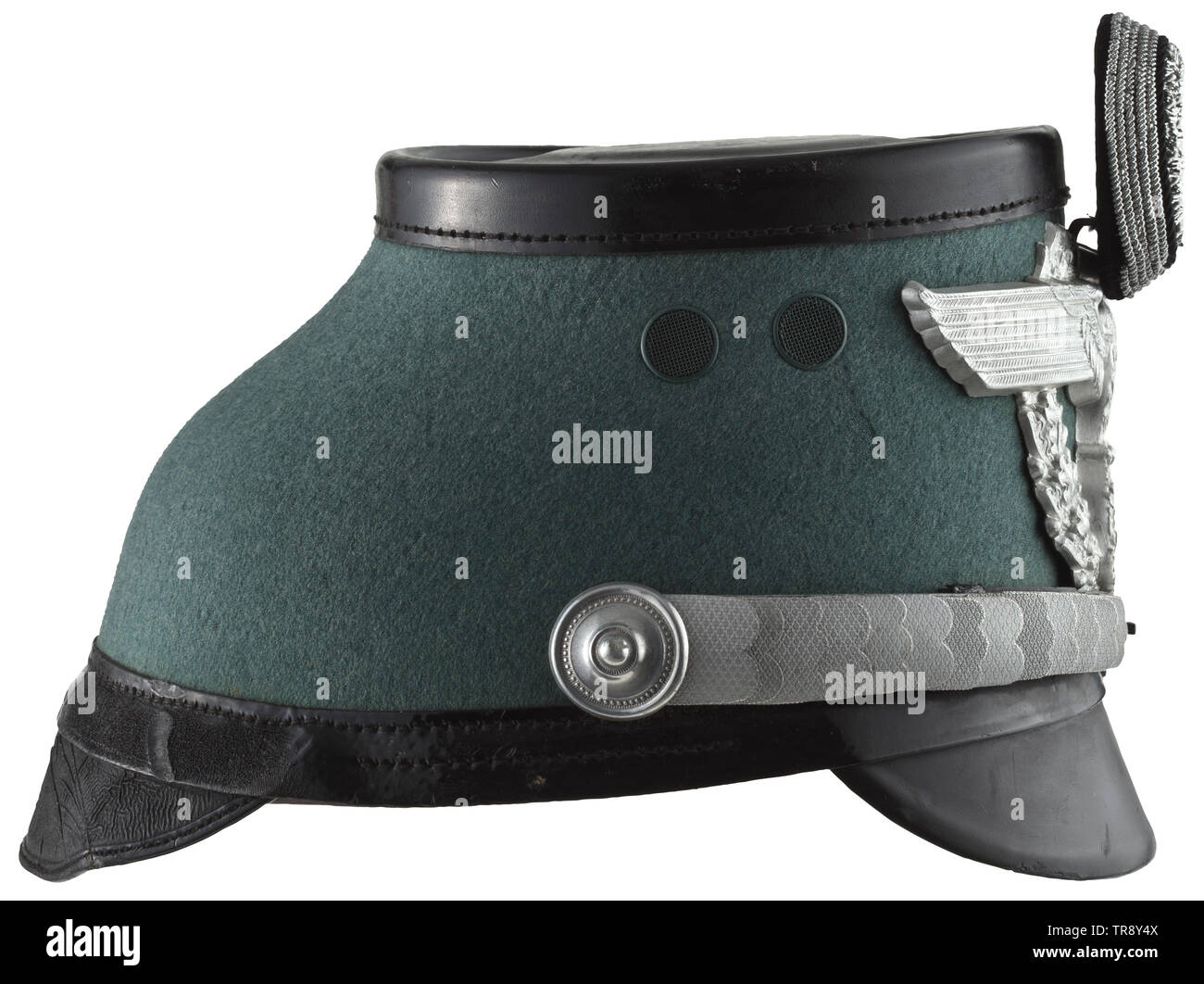 Shako d'un des officiers de la Schutzpolizei crâne en fibre de verre recouverte de feutre vert-police, les pics et le haut sont laqués noir. Eagle aluminium plaqué argent, aluminium silver et jugulaires à écailles de broche rosace. Bandeau de cuir brun vert olive avec doublure en soie côtelée, ancien manuscrit de taille '56 3/4'. Petit papillon dommages dans le feutre, pointe arrière plié, traces d'usage et l'âge., historique, historique du 20e siècle, Additional-Rights Clearance-Info-Not-Available- Banque D'Images