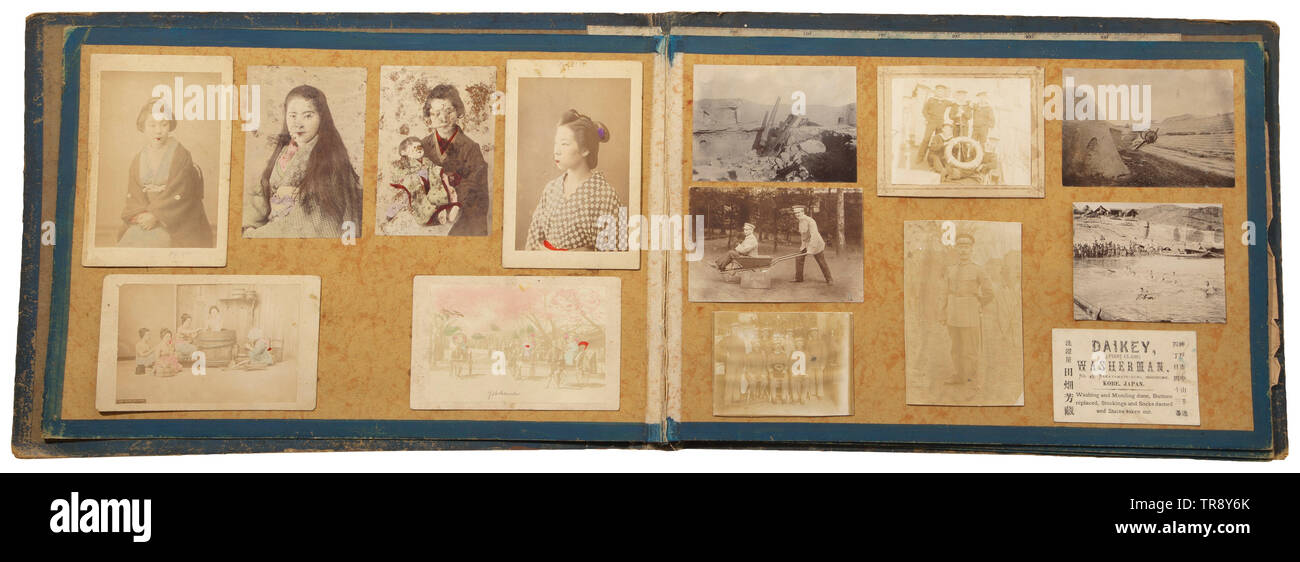 Un album de photographies grand format - Tientsin 122e Empereur Meiji Tenno carton monté avec placage en bois. À l'intérieur d'une carte de l'installations militaires et civiles de Tientsin Tianjin/environnants ainsi que le navire marchand à sortir du Japon à travers le monde. La première page avec deux photos (13 x 18 cm) à partir de la 122ème Meiji Tenno (1852 - 1912) et l'Impératrice Shoken (1849 - 1914), chacun avec des commandes, inscrit sur le droit 'Kobe 5.7.99'. En outre partiellement photos couleur et des cartes postales de différents formats. Y compris deux Additional-Rights Clearance-Info-aquarelle,-Not-Available Banque D'Images