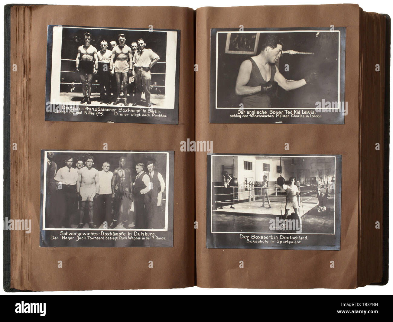 Un album grand format avec environ 370 photos de presse les photos au format d'environ 11 x 16 cm, partiellement avec des coins de photo ou collés dans l'album. Les photos partiellement avec des scènes de la "golden des années 1920, principalement de l'Allemagne. Photos d'événements sportifs, de voitures et de courses de moto, spectacles aériens, les navires de l'air, location courses, combats de boxe, l'athlétisme, les courses de chevaux, le hockey, le soccer, l'aviron, des bateaux. Aussi beaucoup d'images sur la politique et les affaires courantes. Élection du président du Reich, les visites d'état de réalisations techniques, etc. Toutes les photos avec , Additional-Rights Clearance-Info-intégré-Not-Available Banque D'Images