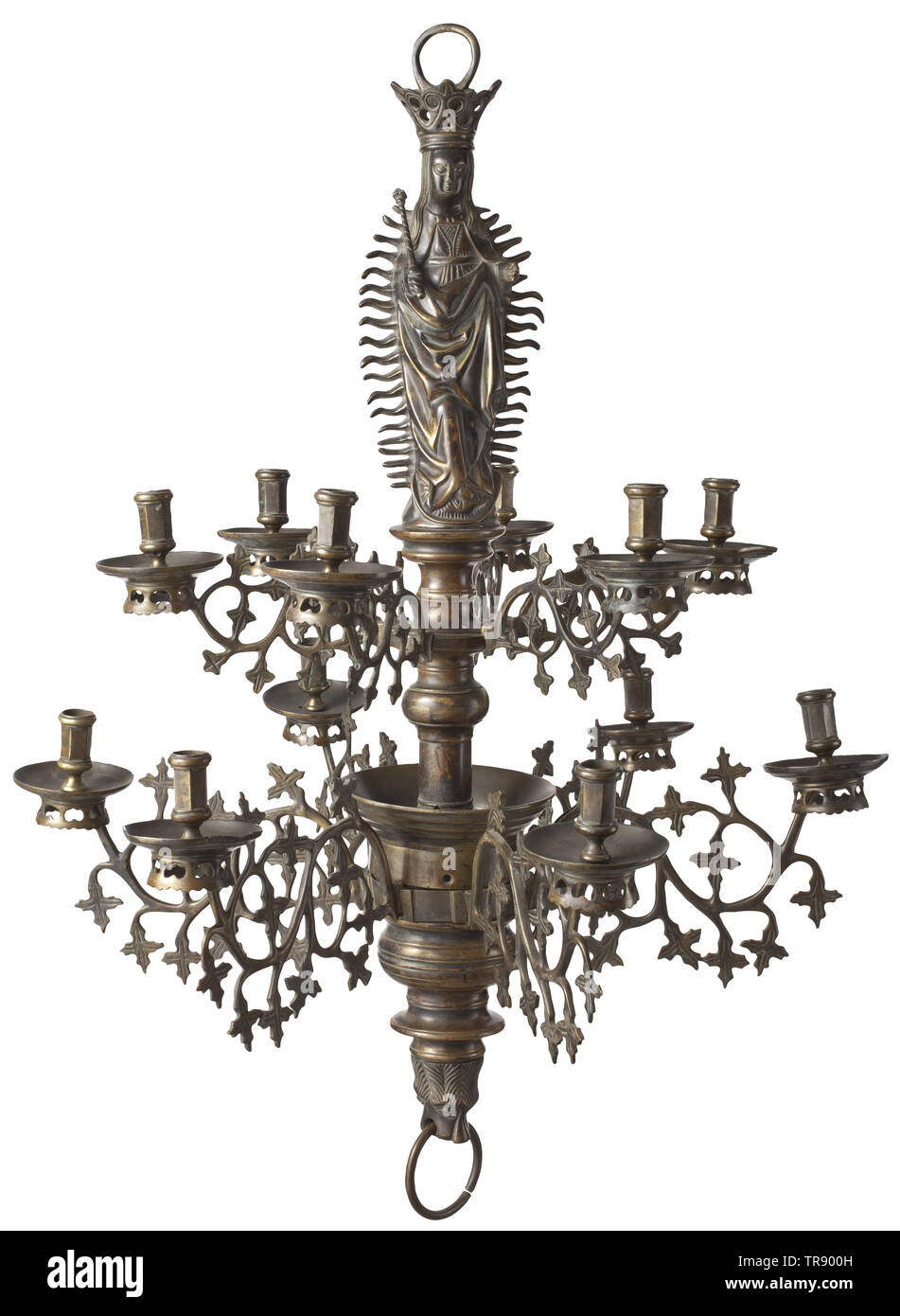 Une branche flamande douze-Vierge Marie Lourdes lustre lustre en bronze avec deux rangées de bougeoirs surmonté par le comité permanent, Vierge couronnée comme Reine du Ciel, tenant le sceptre dans sa main droite et entouré d'une couronne de flammes, l'extrémité inférieure se terminant par une tête de lion. Version démontable, l'bougeoirs amovibles séparément. Hauteur 78 cm., historique, historique de l'artisanat, l'artisanat, craft, objet, objets, alambics, clipping, coupures, cut out, cut-out, cut-outs,-Additional-Rights Clearance-Info-Not-Available Banque D'Images