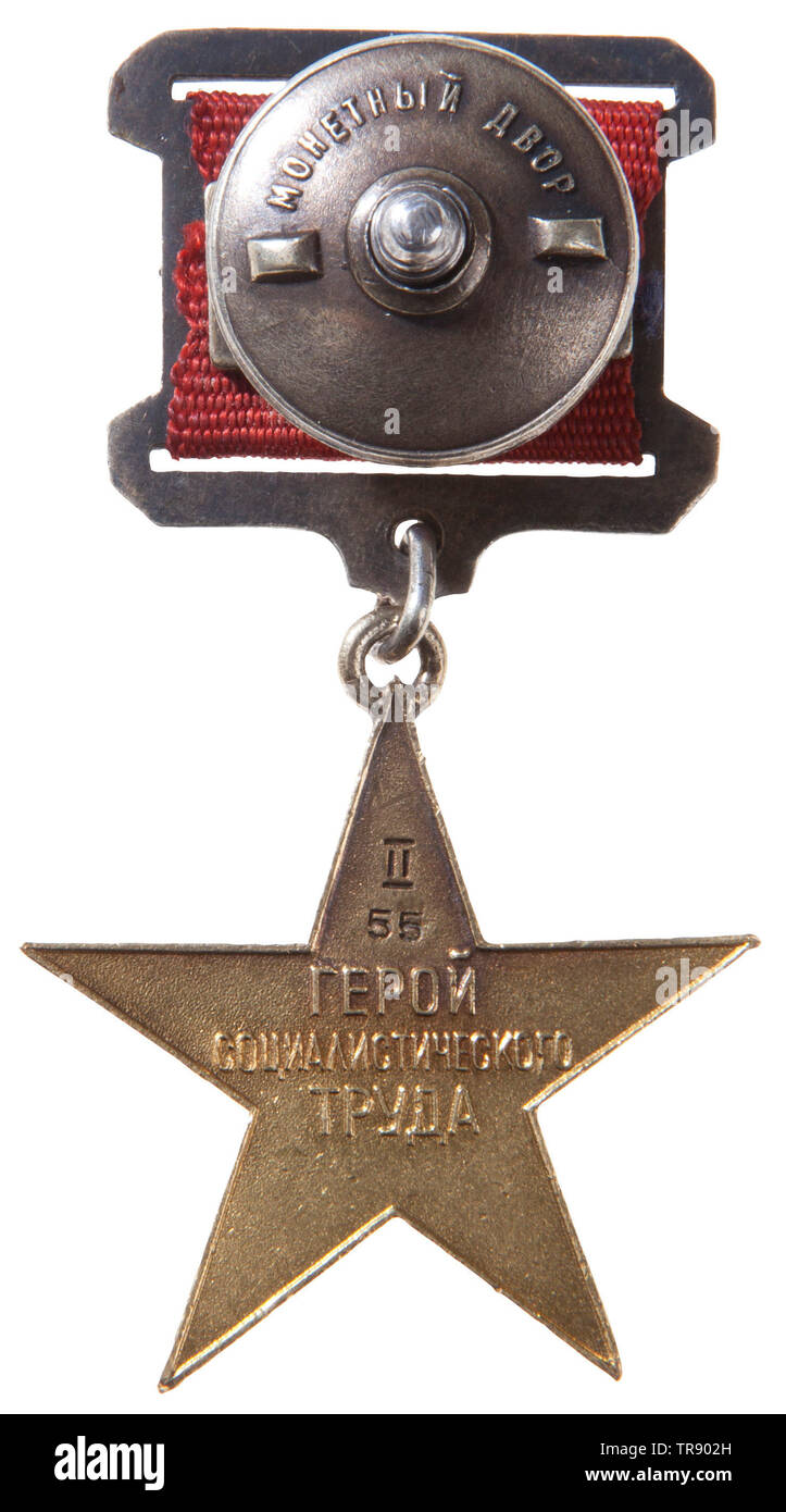 Une étoile d'or Médaille du titre honorifique de "héros du travail socialiste" à cinq étoiles dorées, rayons dièdre lisse sur l'avers. Centre de l'avers, un marteau et la faucille de secours. Marche arrière lisse entouré par rim, légèrement surélevé. Dans le centre, le relief de l'inscription "héros du travail socialiste de', 'II 55', juste au-dessus de 1 mm de hauteur des chiffres. Fixé à un standard 26 x 21 mm Anneau de montage carrés soviétique par le biais de la boucle de suspension. Le mont couvert par un ruban moiré de soie rouge. De l'autre côté de la montagne un embout fileté et écrou. USA-lot, voir page 4.-Additional-Rights historique,, Clearance-Info-Not-Available Banque D'Images