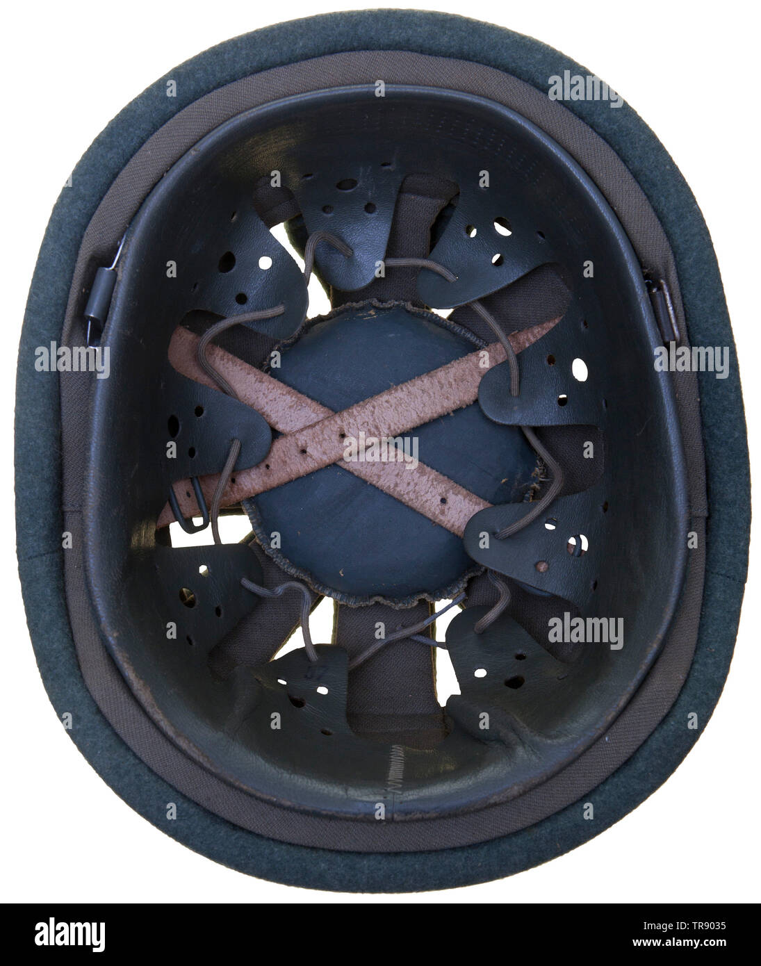 Un rare assault gun capuchon protecteur de type expérimental, champ-gris couvrant la laine avec la conception du travail. BeVo cousu main blanche et couronne/gansée combinaison. Doublure en cuir vert, taille stamp '57', mentonnière et perforé. Cf. "Les uniformes, les organisations internationales, et l'histoire de troupes blindés' par Bender/W. Odegard. Seulement quatre points dont on connaît l'existence. USA-lot, voir page 4. historique, historique, 20e siècle, blindés, corps blindé, Réservoir, réservoir de force de travail, Direction du service, les branches de service, le service armé, forces armées, militaire, militaria, ustensile, pièce d'équipement, utensi, Editorial-Use-seulement Banque D'Images