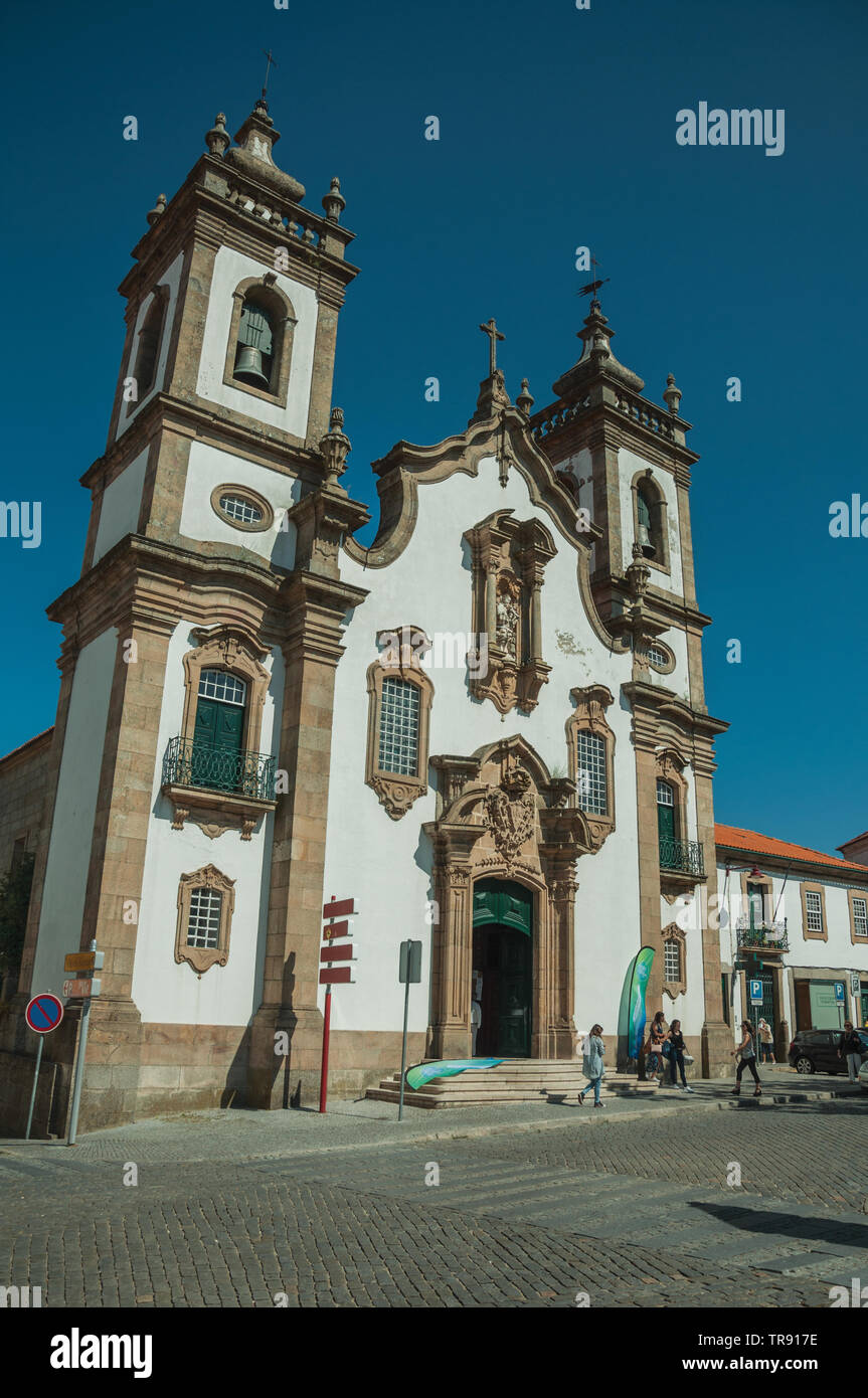 Église de la Misericordia de style baroque et des gens sur un carré de Guarda. Une ville médiévale à l'est du Portugal. Banque D'Images