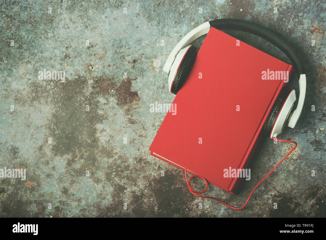 Concept de livre audio, réservez et casque sur une Grunge background Banque D'Images
