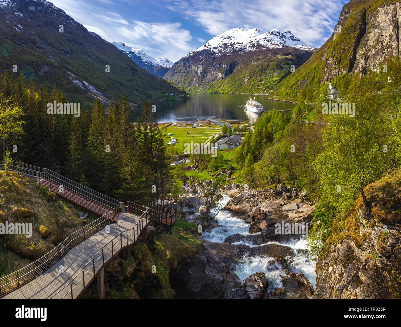 Pittoresque village Geiranger en Norvège. Geirangerfjorden salon en montagnes Reinheimen. Banque D'Images