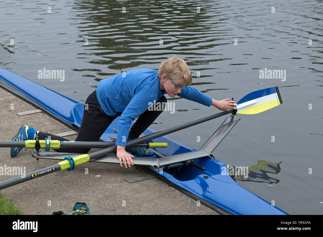 La préparation de son garçon, club d'aviron skiff Wilhelmsburg, Hambourg, Allemagne Banque D'Images