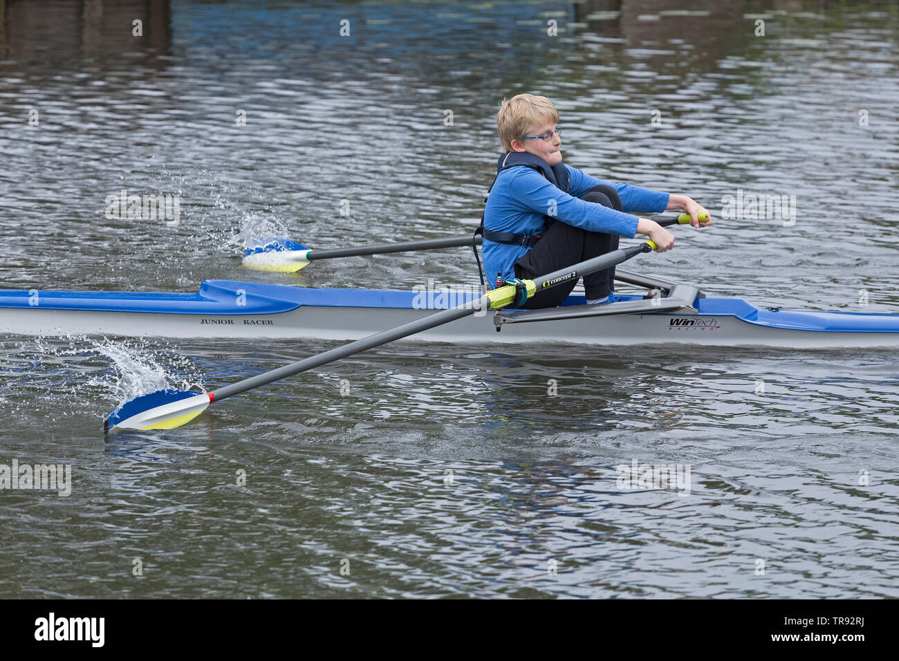 Garçon skiff Aviron Rowing Club, Wilhelmsburg, Hambourg, Allemagne Banque D'Images