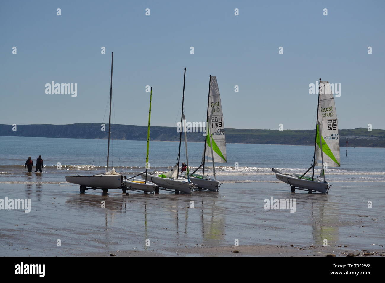 Bateaux sur la plage par une journée ensoleillée à Filey Bay - North Yorkshire - UK Banque D'Images