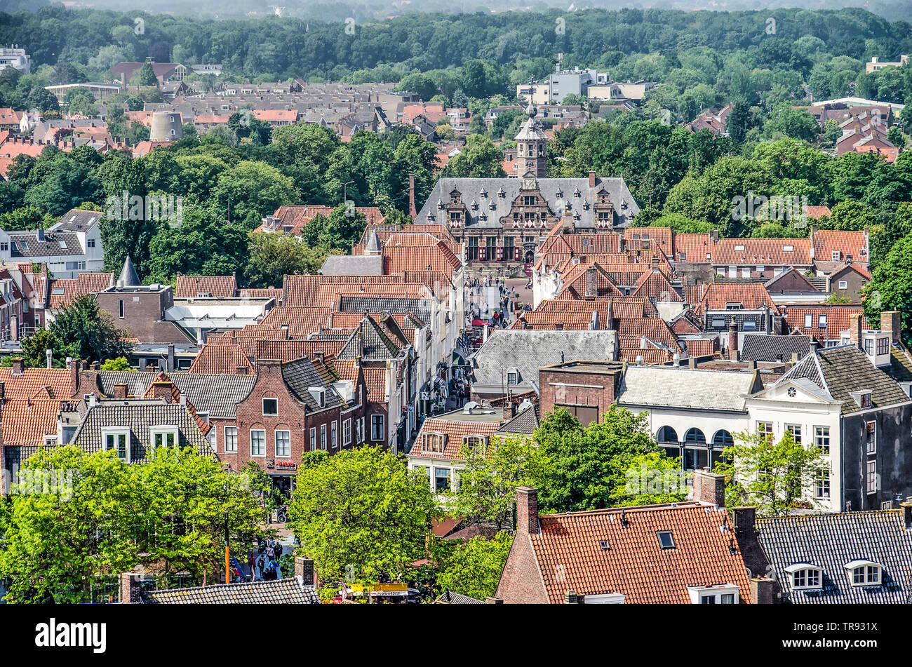 Middelburg, Pays-Bas, Mai 30, 2019 : Vue aérienne de Langeviele street et le bâtiment Kloveniersdoelen monumentale du xviie siècle Banque D'Images
