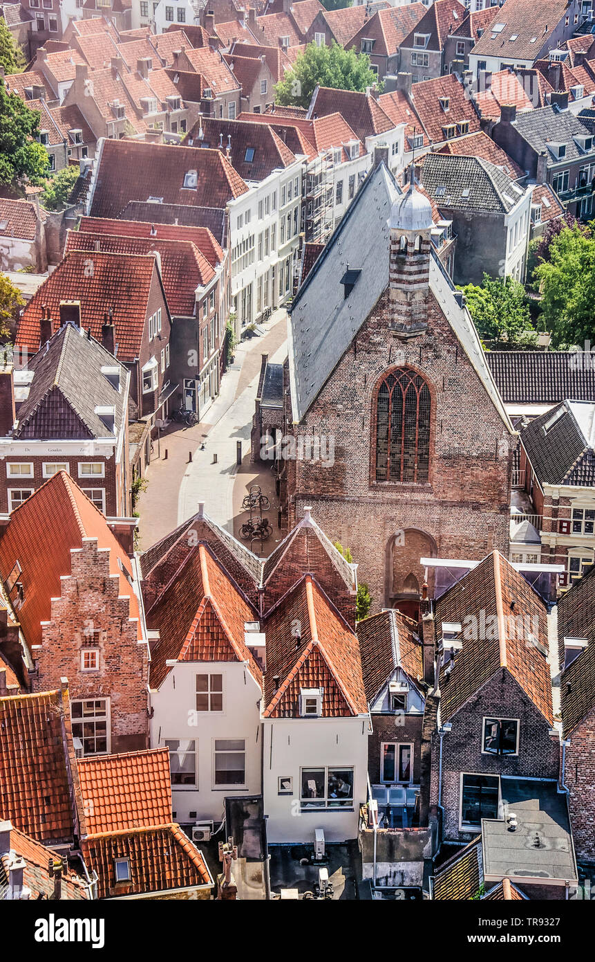 Middelburg, Pays-Bas, Mai 30, 2019 : Vue aérienne d'une partie de la vieille ville, avec Gasthuiskerk church, Rue Neuve et de nombreuses maisons historiques Banque D'Images