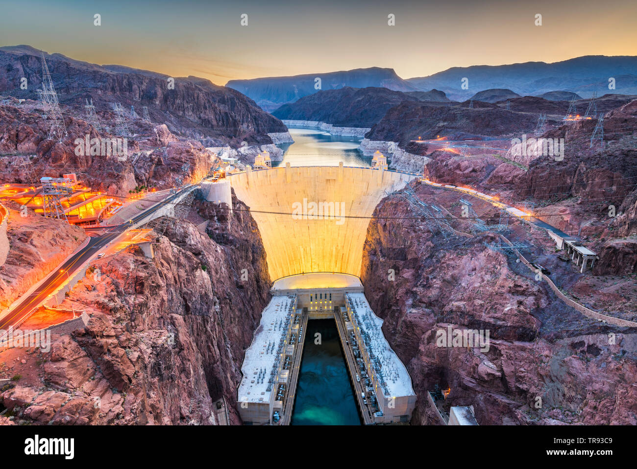 Hooover barrage sur la rivière Colorado, Nevada et l'Arizona chevauchants, à l'aube. Banque D'Images
