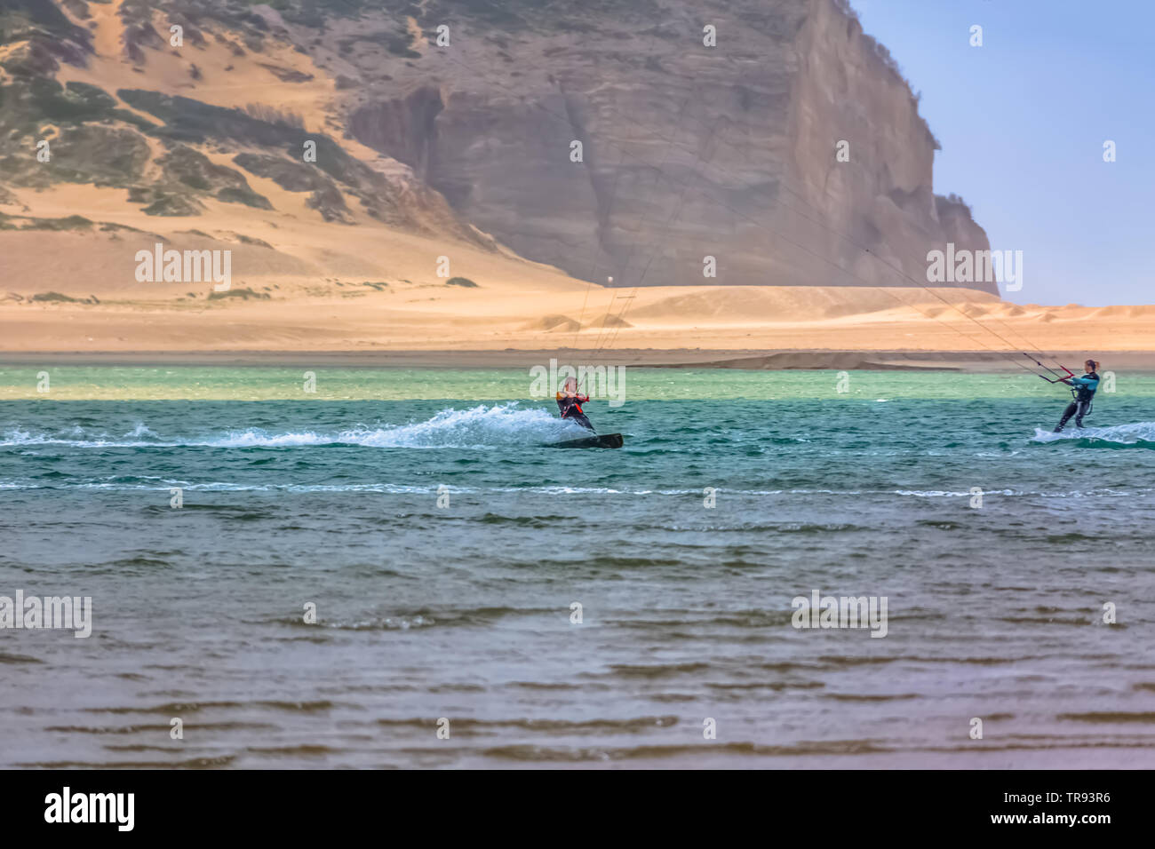 Foz do Arelho Leiria / / Portugal - 0404:2019 Vue d'une pratique de sports professionnels sports extrêmes Kite-boarding au lagon d'Obidos, Foz do ar Banque D'Images