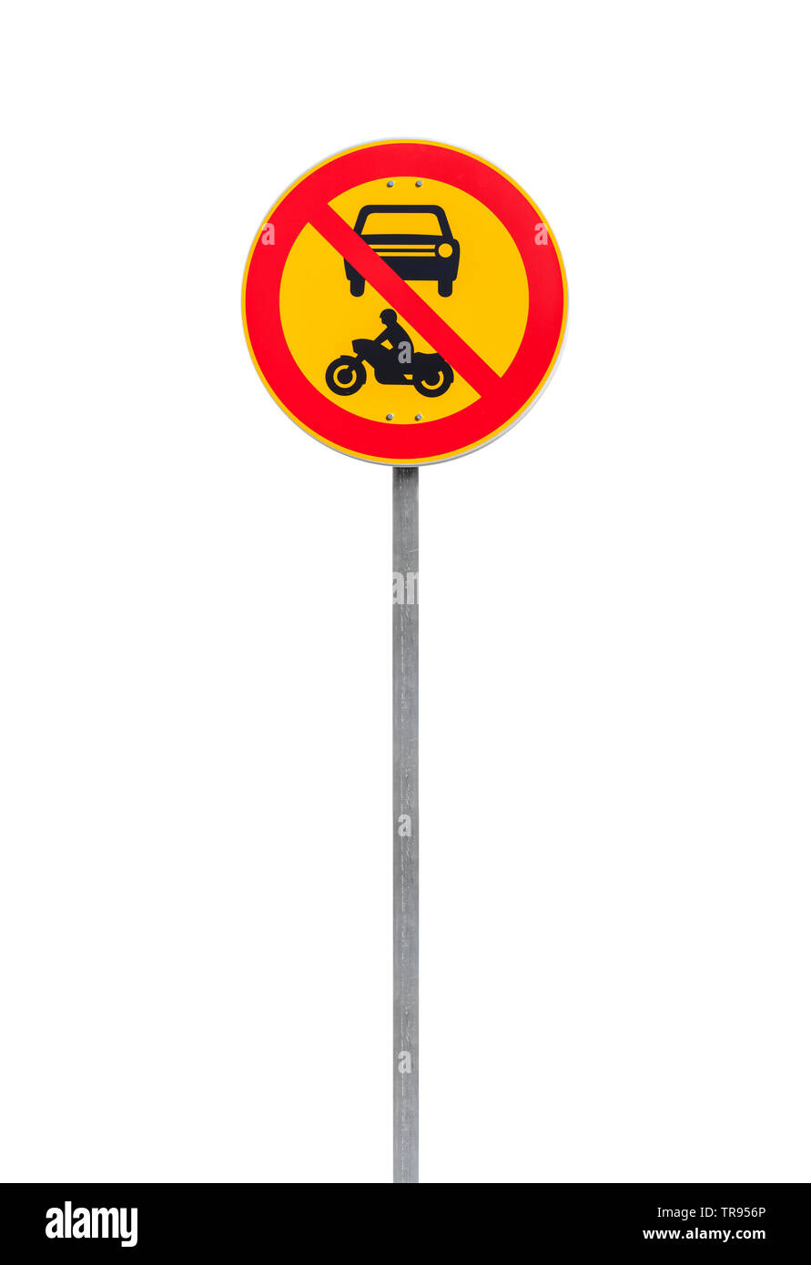 Passage des véhicules et motos est interdite. Panneau de circulation ronde européenne sur poteau de métal isolé sur fond blanc Banque D'Images