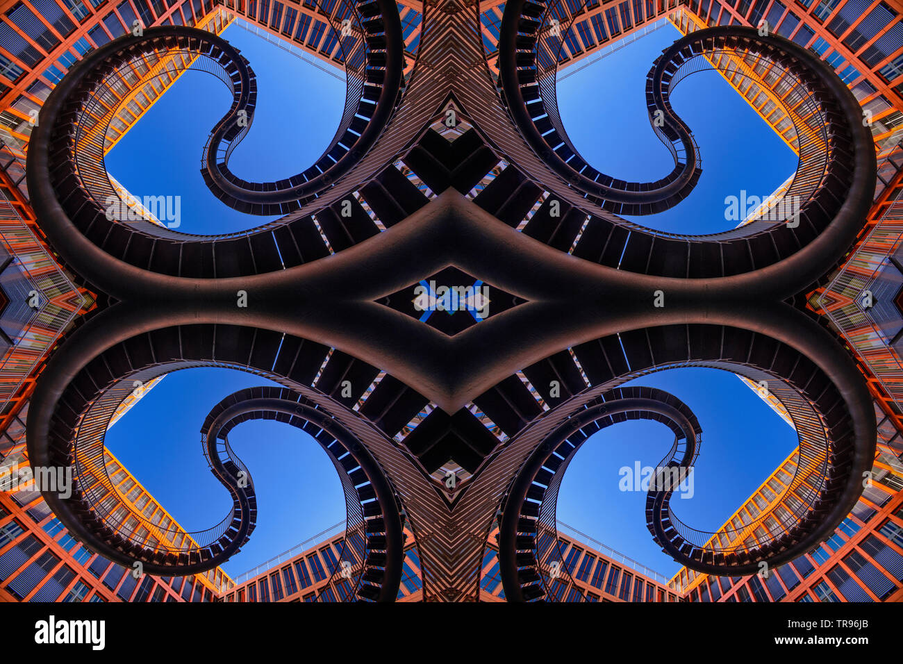 Germany, Bavaria, Munich, quatre partie composite de l'escalier sans fin ou infinie sculpture de l'artiste Olafur Eliasson avec les bureaux de la KPMG derrière.. Banque D'Images