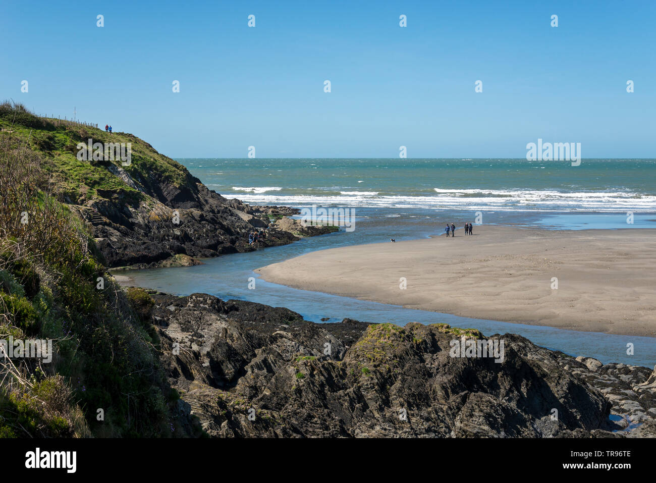 Les promeneurs sur la plage de Newport dans le parc national de Pembrokeshire Coast, le Pays de Galles. Banque D'Images