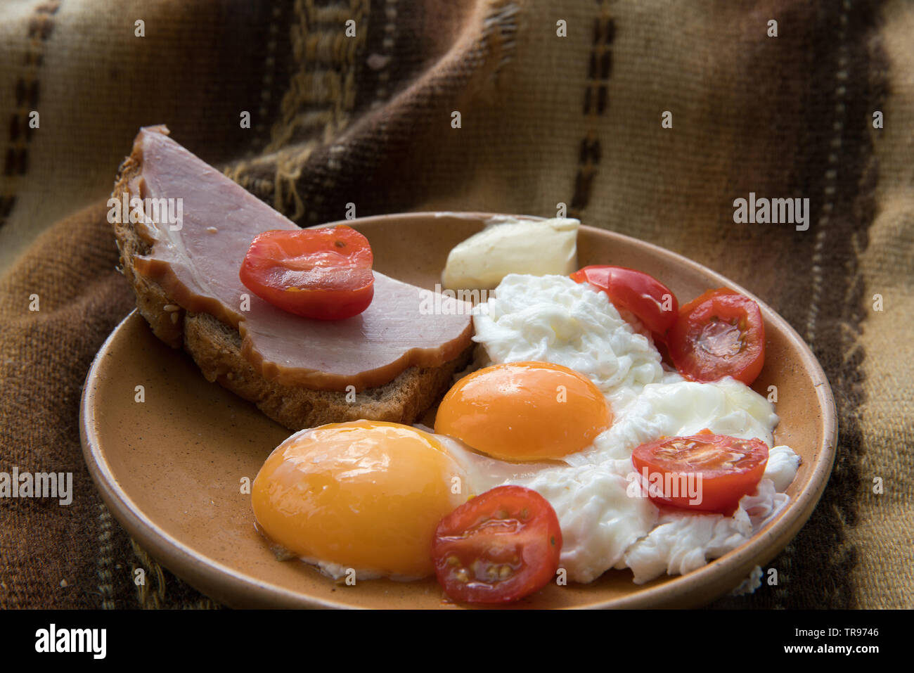 Grande-bretagne : Le petit déjeuner œufs pochés et de ham ( ou bacon) - petit déjeuner. Pain et beurre. Banque D'Images