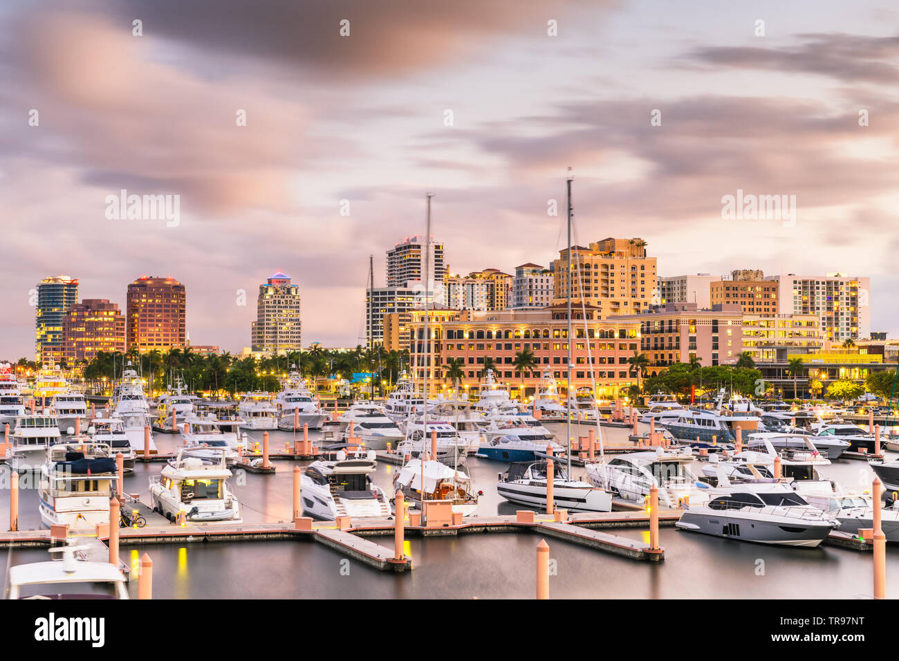 West Palm Beach, Floride, USA sur le centre-ville au crépuscule. Banque D'Images