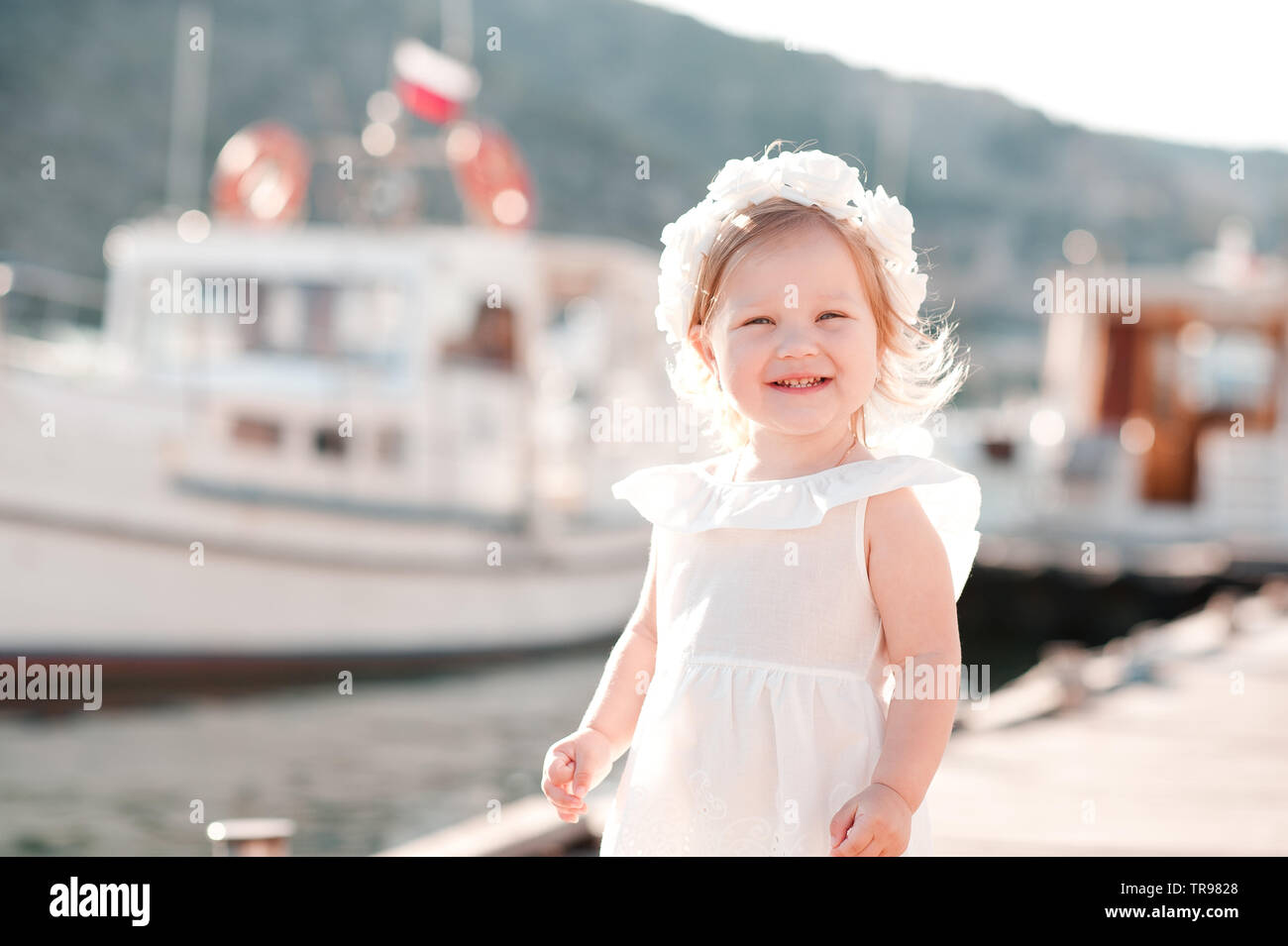 Rires de bébé fille 2-3 ans robe blanche élégante de porter à l'extérieur.  Enfant souriant. L'enfance Photo Stock - Alamy
