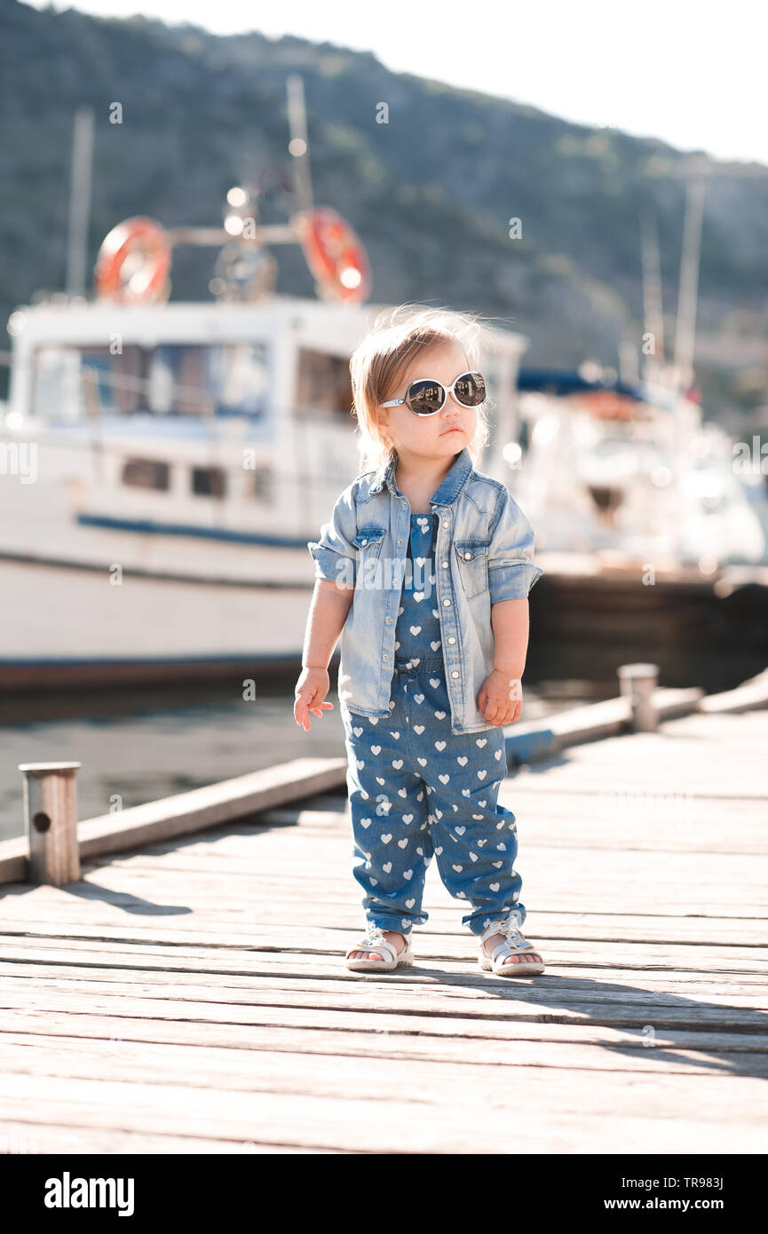 Bébé fille mode 2-3 ans portant des vêtements en denim à l'extérieur. En  regardant la caméra. L'heure d'été Photo Stock - Alamy