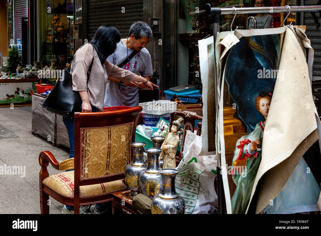 Les chinois du Shopping à un bric-à-brac, marché de la rue Tung, Hong Kong, Chine Banque D'Images