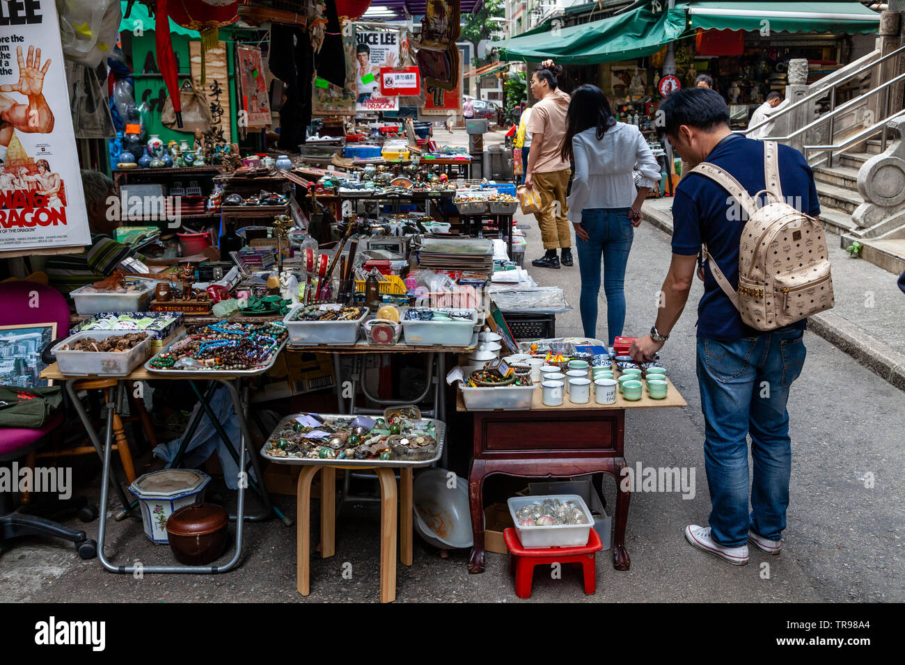 Les chinois du Shopping à un bric-à-brac, marché de la rue Tung, Hong Kong, Chine Banque D'Images Les chinois du Shopping à un bric-à-brac, marché de la rue Tung, Hong Kong, Chine Banque D'Images