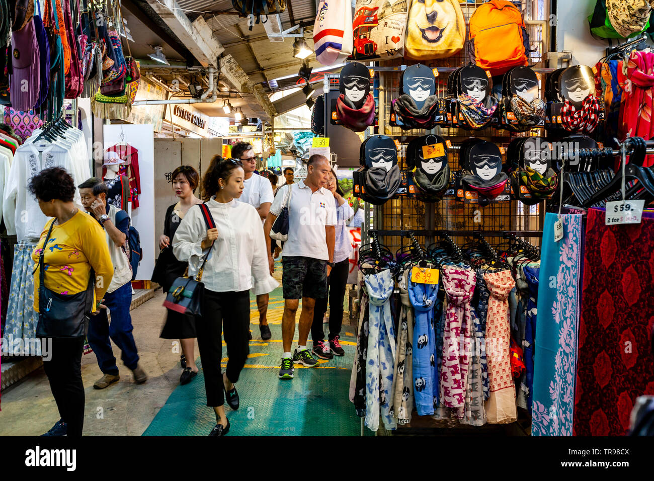 Les touristes chinois Shopping au marché de Stanley, Stanley, Hong Kong, Chine Banque D'Images
