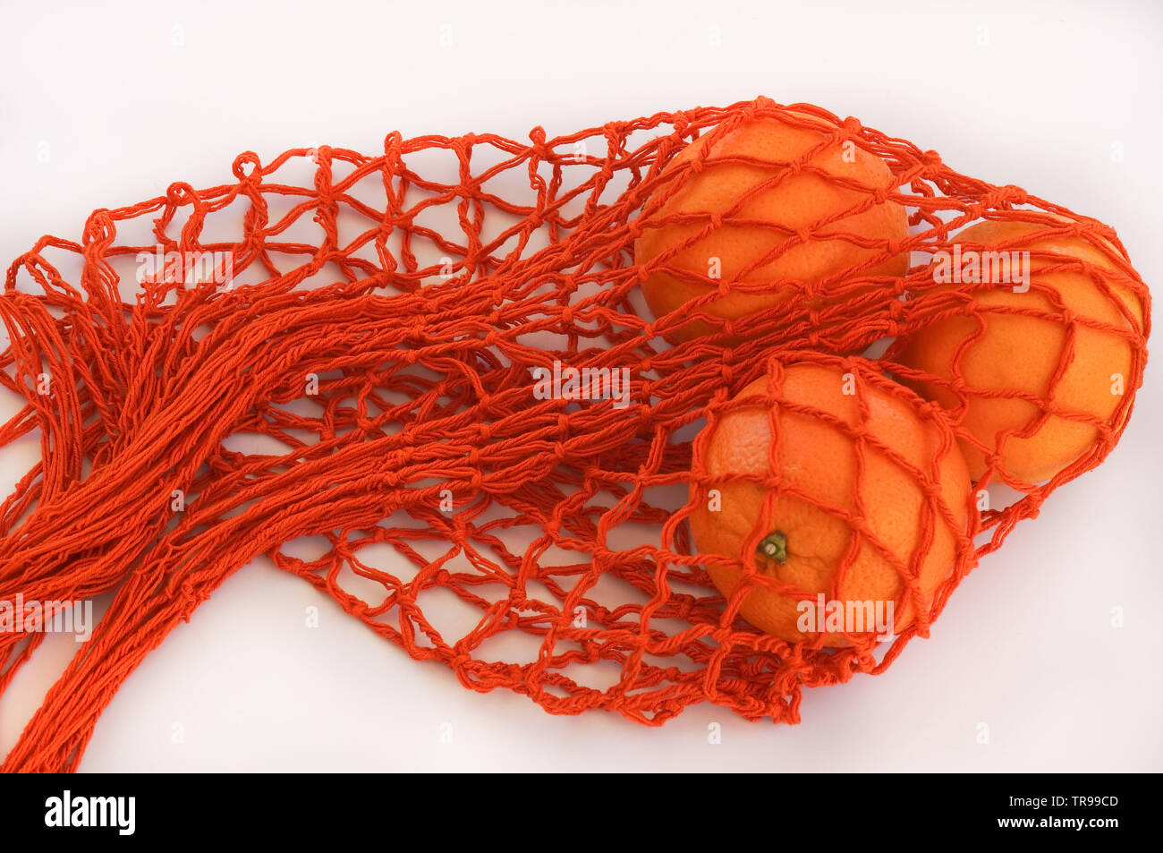 Chaîne à la main sac avec trois oranges Banque D'Images