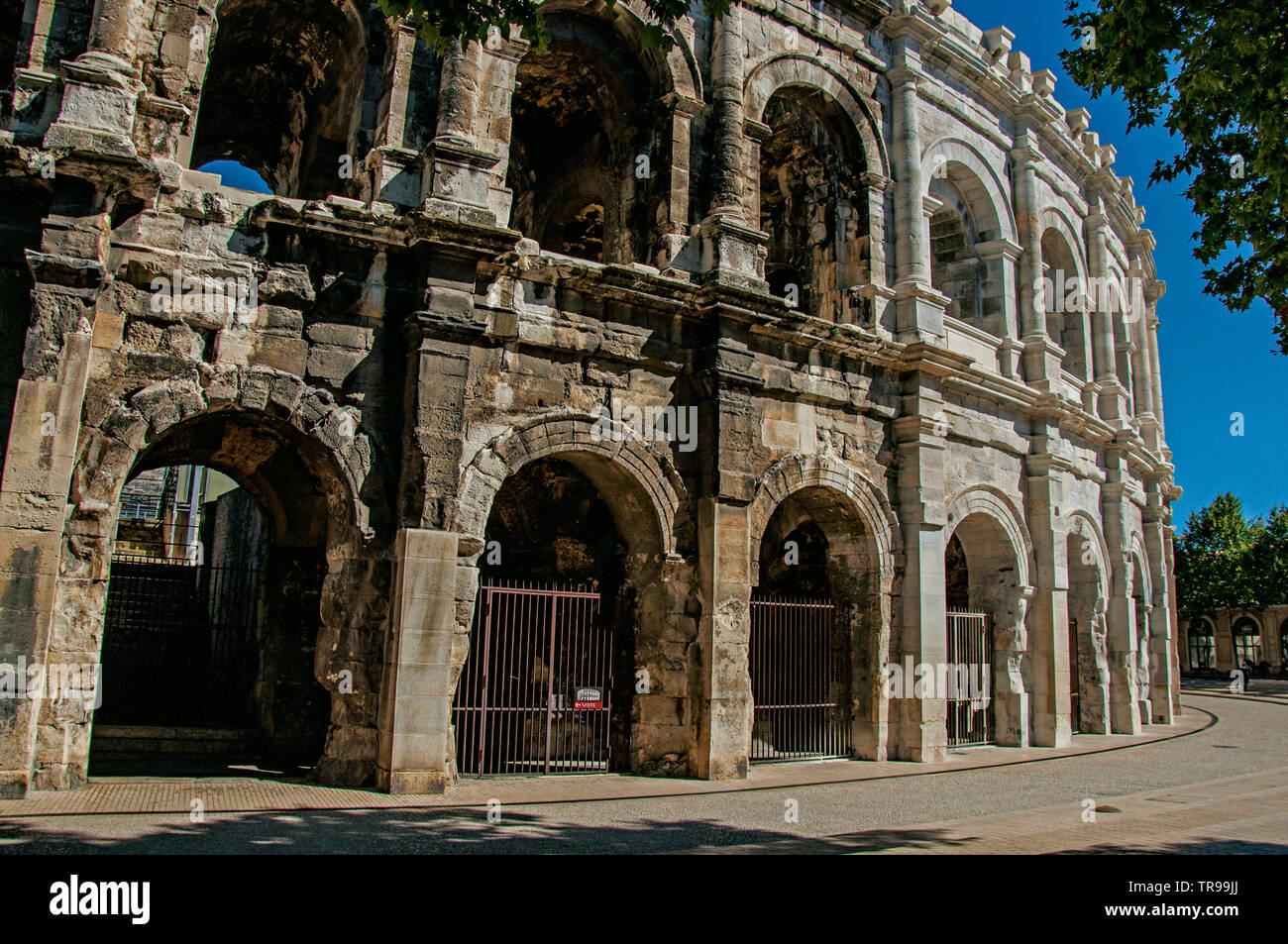 Vue partielle de l'extérieur de l'arène à Nîmes, un amphithéâtre de l'époque romaine. Situé dans la région de l'Occitanie dans le sud de la France. Banque D'Images