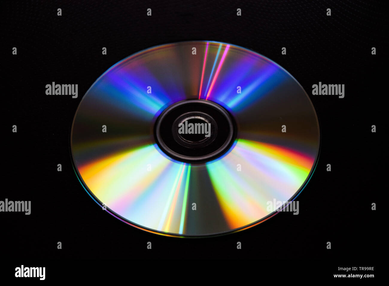 Gros plan sur un CD ou un DVD avec fond noir Banque D'Images