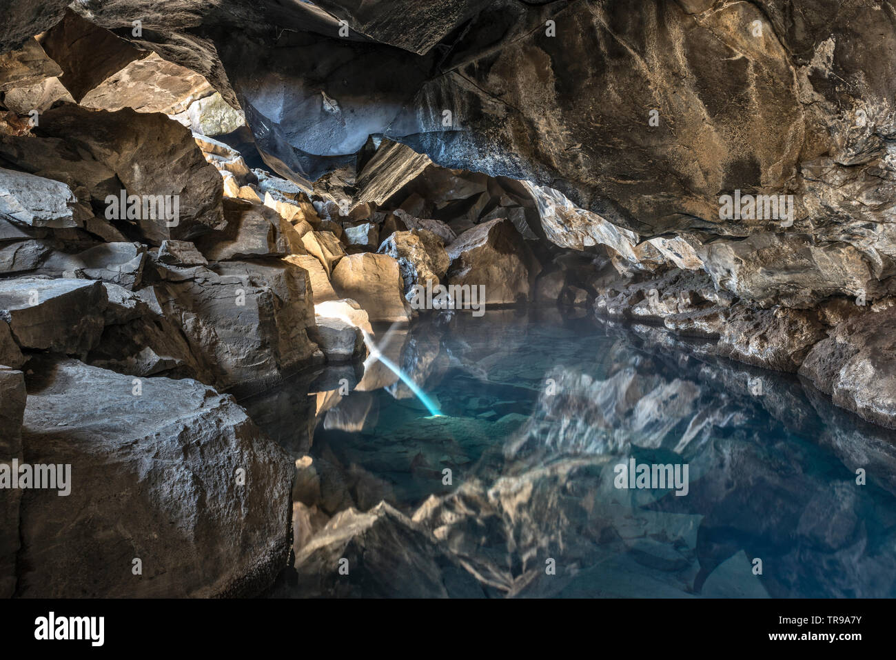 La grotte de lave de Grjótagjá, près du lac Mývatn, en Islande. Une fois qu'un lieu de baignade populaire, l'eau est trop chaude pour la sécurité après l'éruption de 1984 Banque D'Images