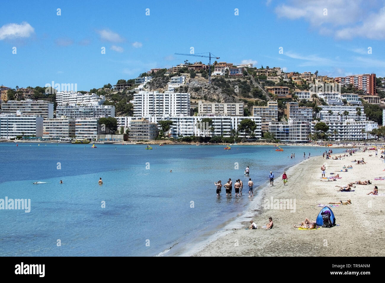 SANTA PONSA, Mallorca, Espagne - 29 MAI 2019 : plage de sable fin sur une journée ensoleillée avec des personnes 29 mai 2019 à Santa Ponsa, Mallorca, Espagne. Banque D'Images