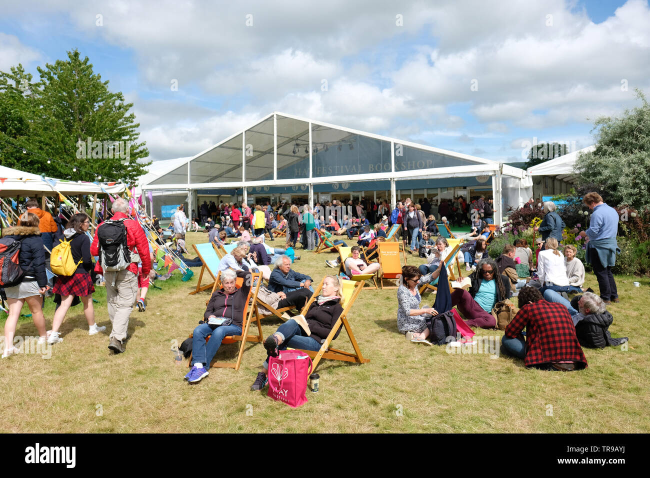 Hay Festival, Hay on Wye, Powys, Wales, UK - Vendredi 31 mai 2019 - Faites une pause entre les événements sur la pelouse à l'extérieur de la librairie du festival comme le soleil émerge le vendredi après-midi. Les onze jours du festival présente plus de 800 événements de nombreux destinée aux enfants - Le Hay Festival continue de dimanche 2 juin. Photo Steven Mai / Alamy Live News Banque D'Images