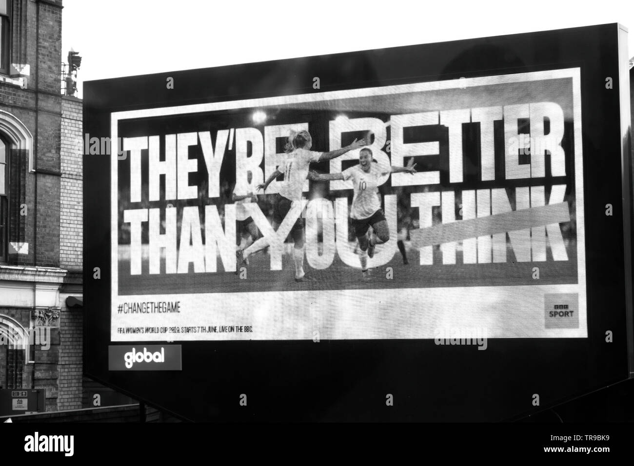 Football féminin BBC Sport affiche publicitaire « ils sont meilleurs que vous pensez » avant la coupe du monde 2019 à Londres, Angleterre, Royaume-Uni KATHY DEWITT Banque D'Images