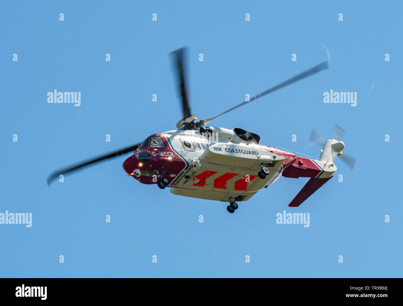 Sikorsky S92A garde-côtes G-MCGK, les frais généraux dans le circuit à Hawarden airport Banque D'Images