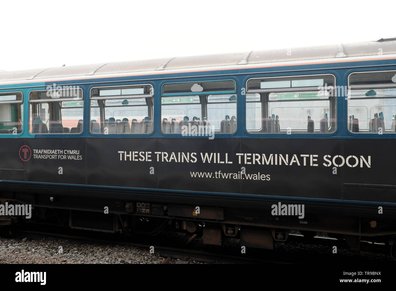 Transport pour le pays de Galles côté de train avec texte 'avis ces trains prendra fin bientôt signer à Cardiff au Pays de Galles UK 2019 KATHY DEWITT Banque D'Images