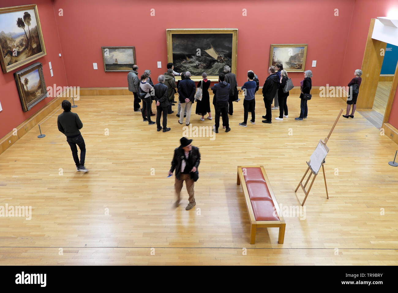 National Gallery Londres visiteurs regardant l'artiste britannique J.M.W. Turner 1805 peindre l'épave avec guide à Londres Angleterre Royaume-Uni KATHY DEWITT Banque D'Images