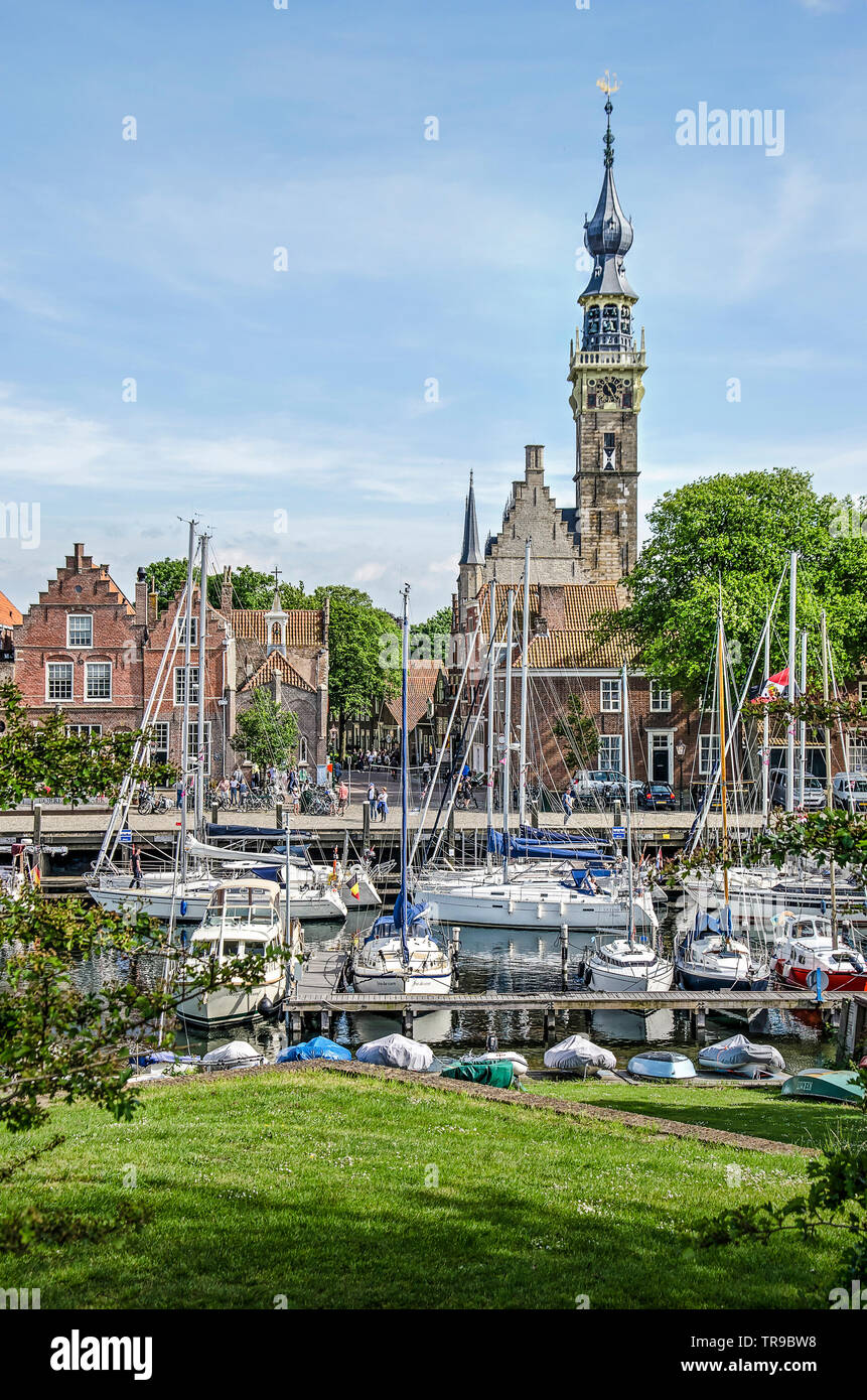 Dordrecht, Pays-Bas, Mai 30, 2019 - vue de la ville de mer avec l'hôtel de ville à partir de l'autre côté du port/marina sur une journée ensoleillée au bord de l'al. Banque D'Images