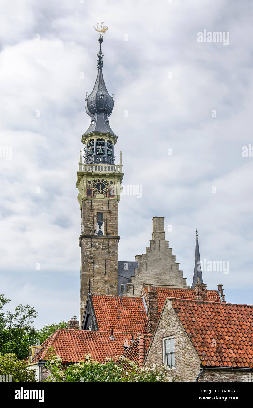 Dordrecht, Pays-Bas, Mai 30, 2019 : la tour de l'hôtel de ville s'élever au-dessus des toits de tuiles rouges des maisons historiques environnants Banque D'Images