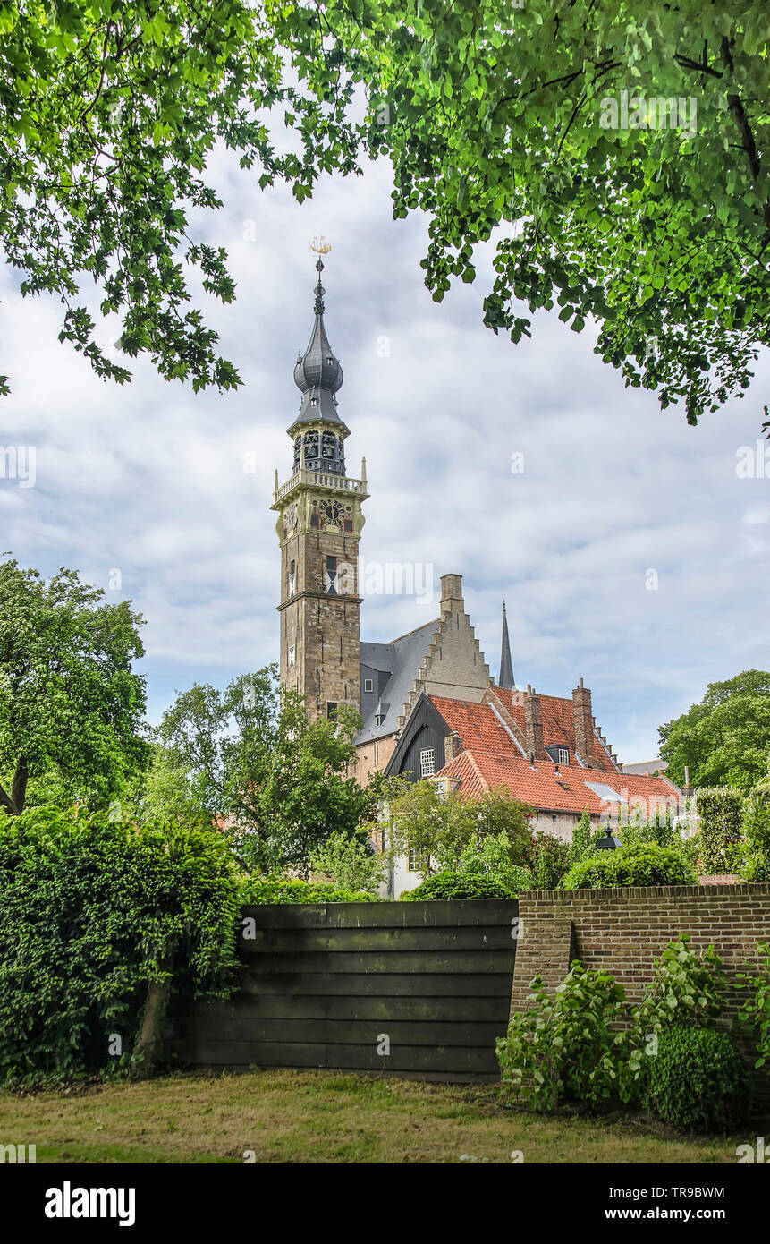 Dordrecht, Pays-Bas, Mai 30, 2019 - vue de la tour de l'hôtel de ville entourée d'arbres et arbustes dans le quartier vert de la ville Banque D'Images