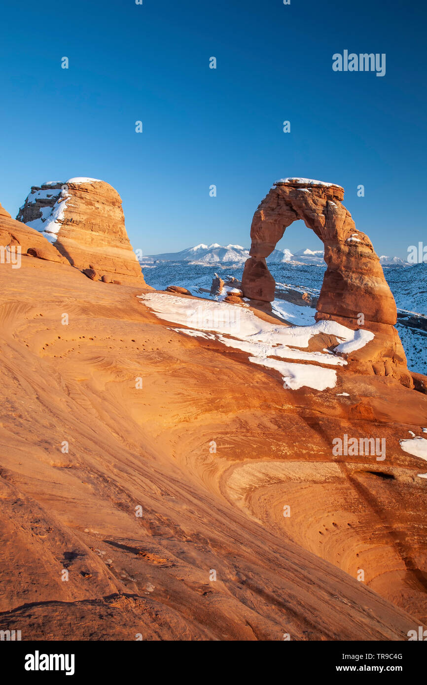 Delicate Arch et La Sal montagnes sous la neige, Arches National Park, Moab, Utah USA Banque D'Images