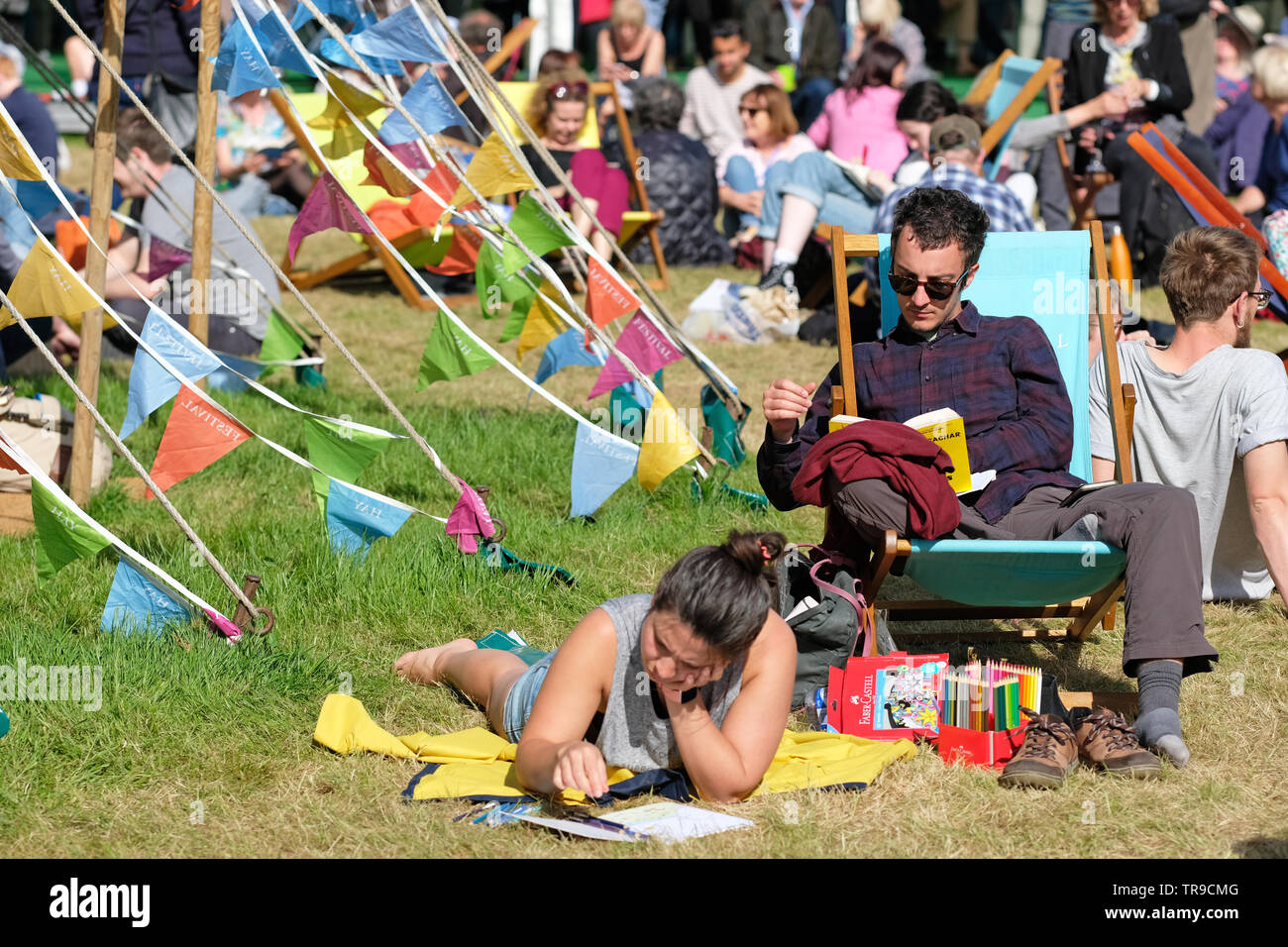 Hay Festival, Hay on Wye, Powys, Wales, UK - Vendredi 31 mai 2019 - Faites une pause entre les événements sur la pelouse du Festival que le soleil émerge le vendredi après-midi. Photo Steven Mai / Alamy Live News Banque D'Images