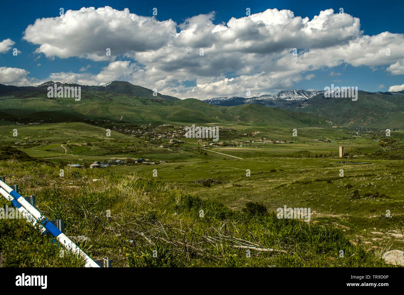 Vue depuis la route vers le village de Teghenik sur l'arrière-plan ridge Azhdahak et les montagnes de montagnes Geghama avec le bleu ciel du printemps et de cu Banque D'Images
