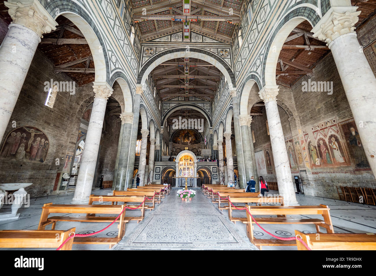 Italie, Florence - 11 mai 2019, l'allée principale de l'église San Miniato al Monte de Florence, Toscane - Italie Banque D'Images