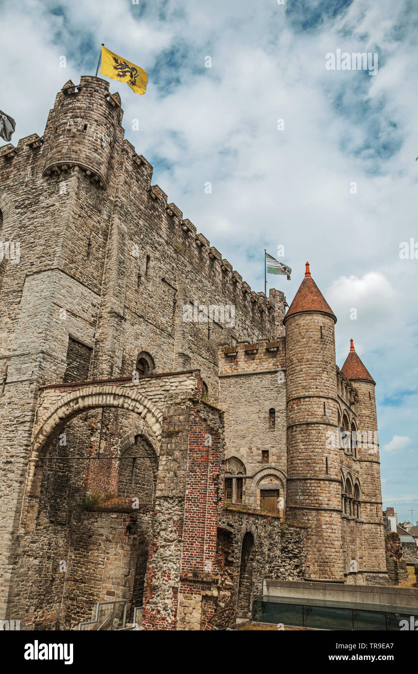 Tour De Guet En Pierre Les Murs Et Les Drapeaux A L Interieur Du Chateau Des Comtes A Gand Lieu D Une Intense Vie Culturelle Et Gothiques En Belgique Photo Stock Alamy