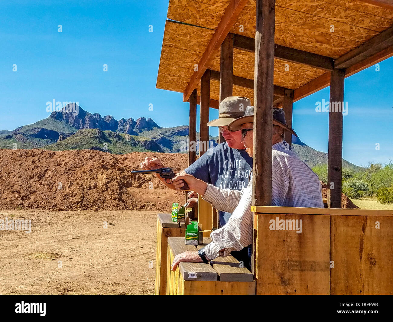 Leçons de tir au fusil et six shooter à White Stallion Ranch, un ranch à l'extérieur de Tucson, AZ. Banque D'Images