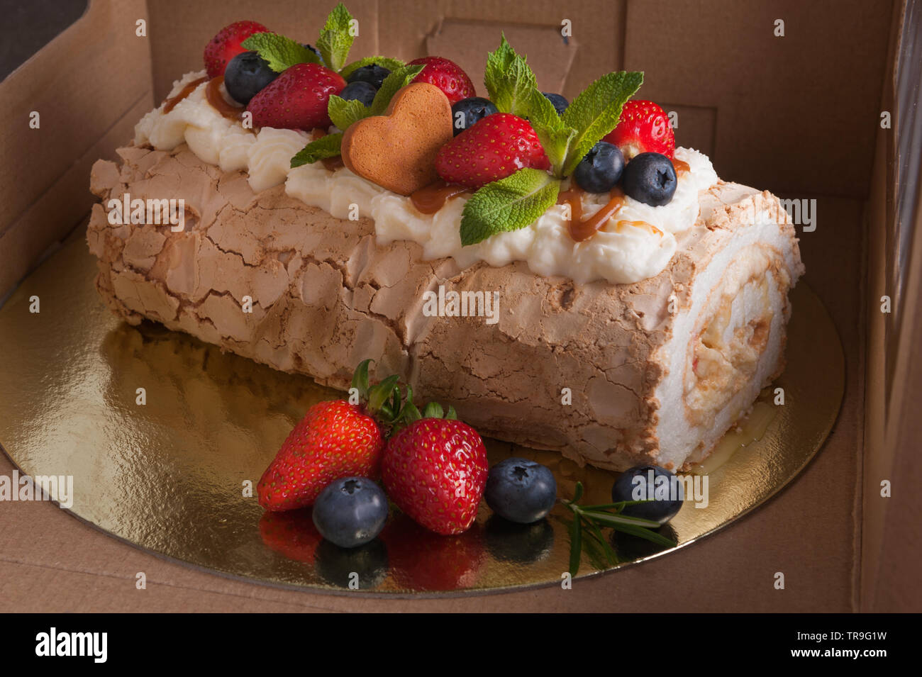 Gâteau aux fruits rouges dans une boîte en carton Banque D'Images