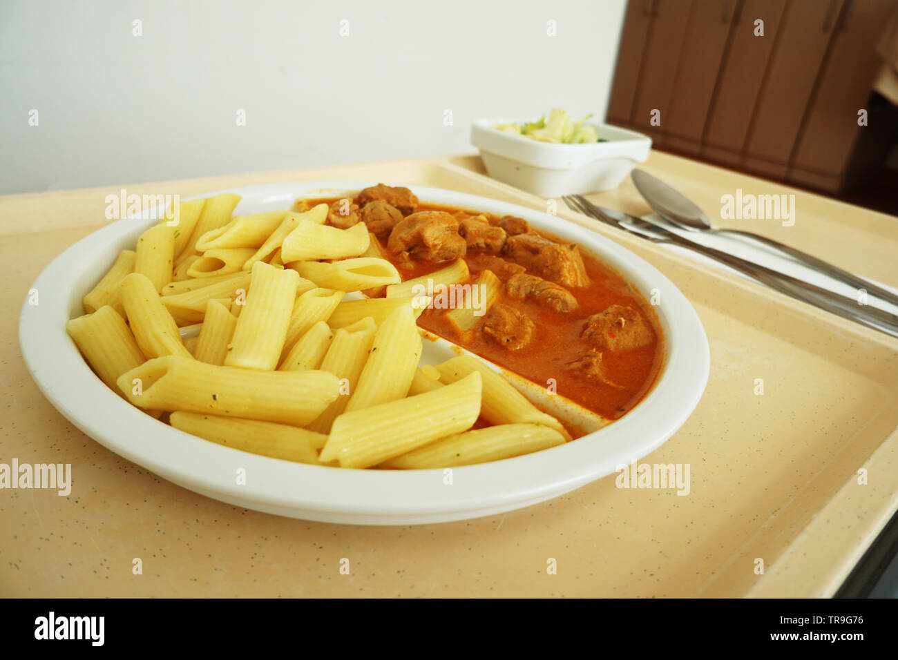 Goulash de sauce et les nouilles servies pour le dîner sur le plateau Banque D'Images