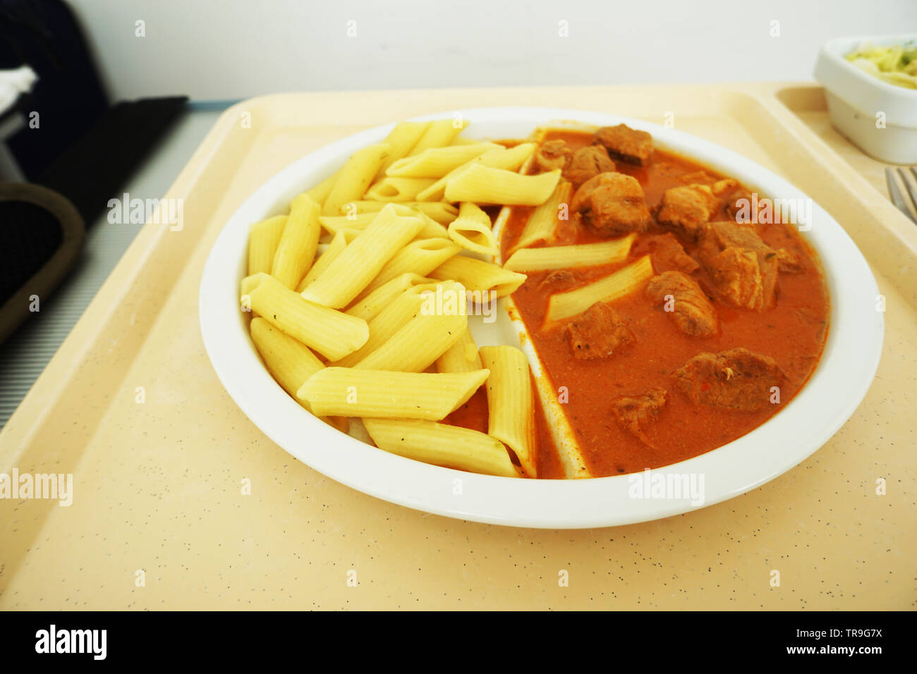 Goulash de sauce et les nouilles servies pour le dîner sur le plateau Banque D'Images