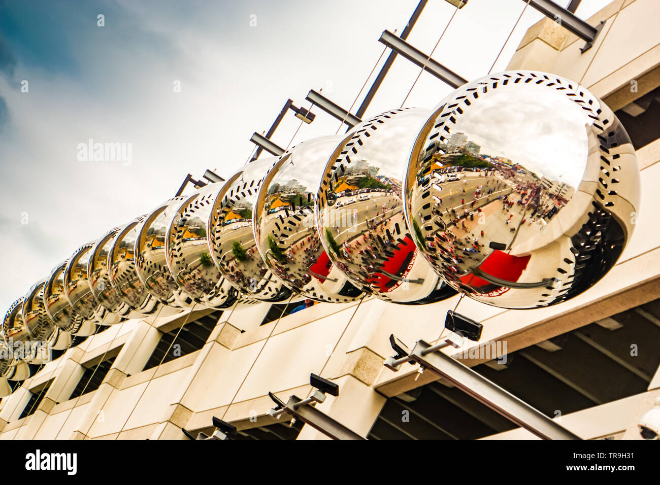 Série de chrome ball en suspension dans l'air et reflétant la foule au Championnat National Park à Washington, DC, USA. Banque D'Images